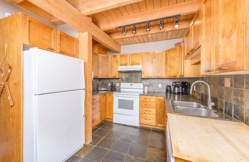 Snow Pine Estates Casa | Charming Alpine Retreat w/ Private Hot Tub