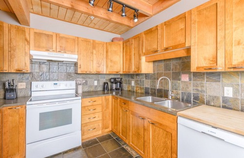 Snow Pine Estates Casa | Charming Alpine Retreat w/ Private Hot Tub