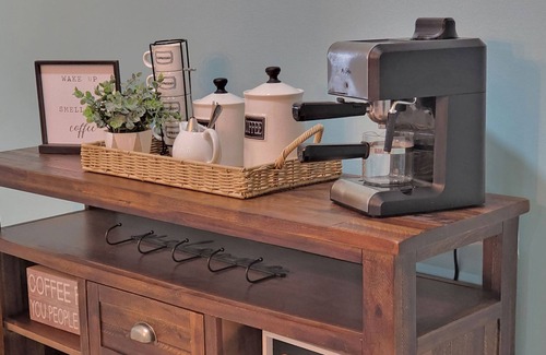 Brandon Casa | Charming and Bright Family Home