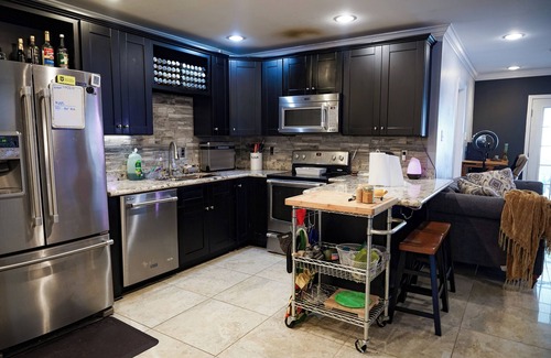 Pontchartrain Park Casa | Charming and comfortable 2-bedroom house that sleeps 6 with a gym.