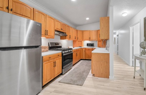 Canton Cabina | Charming and cozy 3-bedroom cabin featuring WiFi,and endless river frontage.