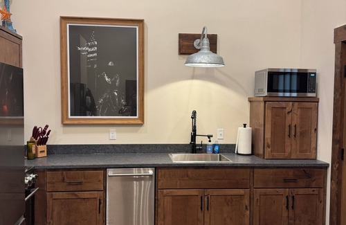 Newaygo Cabina | Charming and Cozy Retreat in Newaygo, MI- The Rustic Barn dominium