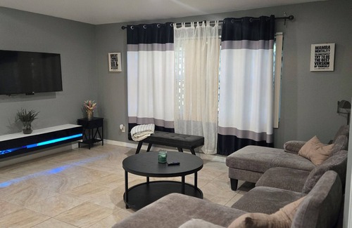 Westminister Casa | Charming and cozy 3-bedroom duplex in welcoming Lehigh Acres! Come stay here!!