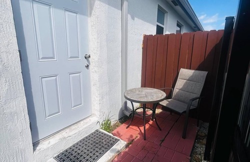Ludlam Apartamento | Charming and private studio.