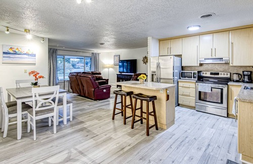 Cypress Lakes Casa | Charming and snowbird-friendly bungalow with enclosed yard, pool, grill, AC