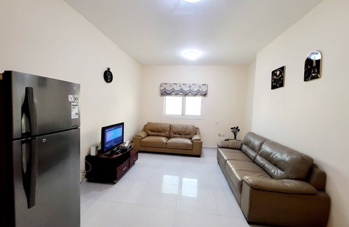 Al Qasimia Apartamento | Charming and spacious 2-bedroom apartment with 2 bathrooms, kitchen and balcony.