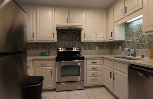 Arden-Arcade Condominio | Charming and Trendy 2-bedroom condo for shopping and entertainments.