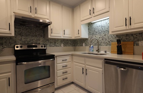 Arden-Arcade Condominio | Charming and Trendy 2-bedroom condo for shopping and entertainments.