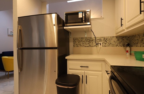 Arden-Arcade Condominio | Charming and Trendy 2-bedroom condo for shopping and entertainments.
