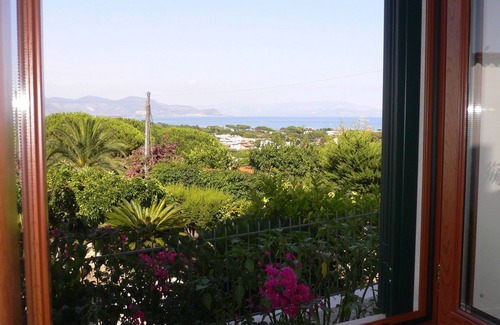 San Felice Circeo Apartamento | Apartamento en villa 'Bouganville' con vistas al mar y la montaña