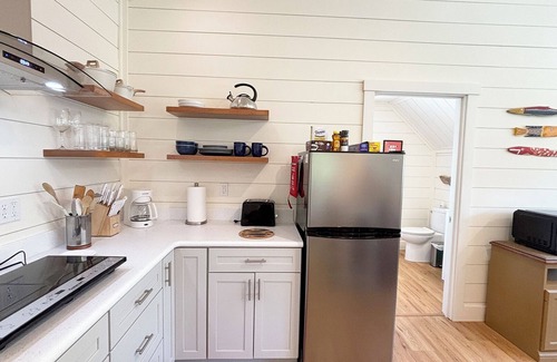 Manset Apartamento | Charming apartment for two in Southwest Harbor. King bed, AC, well-equipped.