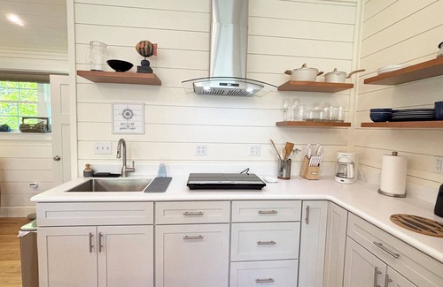 Manset Apartamento | Charming apartment for two in Southwest Harbor. King bed, AC, well-equipped.