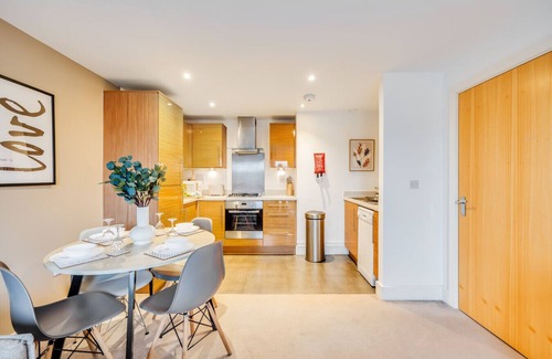 Fenny Stratford Casa | Charming Apartment Balcony Parking Fast Wifi Smart TV