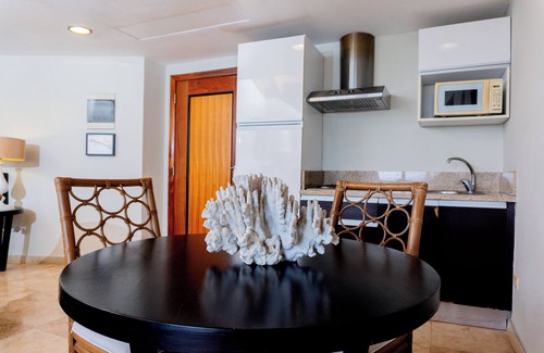Puerto Bahia Apartamento | Charming Apartment in Puerto Bahía The Bannister with Balcony and Sea View.