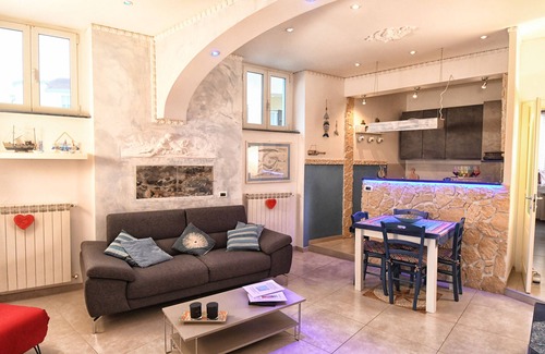 Vado Ligure Apartamento | Charming apartment 50 meters from the ma with 6 beds.