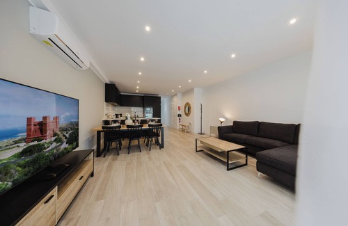 Mellieħa Heights Apartamento | Charming apartment just steps from Mellieha’s main street and 5 minutes from the beach. Includes 2 double bedrooms, 1 twin room, Wi-Fi, Smart TV, coin-operated A/C, and all essentials like towels, linen, washing machine, and kitchen app