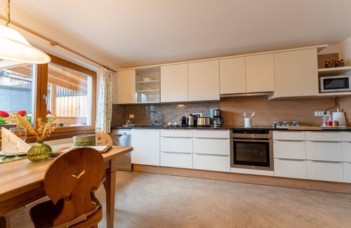 Santa Valburga Apartamento | Encantador apartamento "Panorama Raffeinhof" con vistas al lago, balcón, terraza y jardín