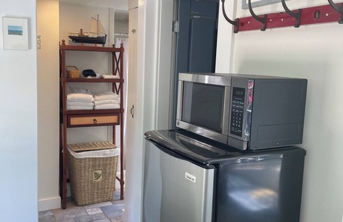 West Barnstable Apartamento | Charming Apartment w/Spa Near Beach, Pets Welcome!
