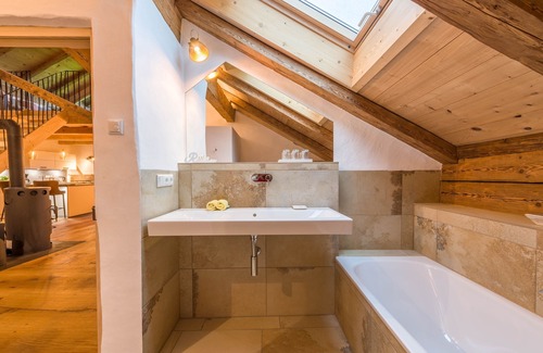 Breitbrunn a. Chiemsee Apartamento | Charming Apartment "Weitblick" in Farmhouse with Balcony, Garden & Wi-Fi; Parking Available
