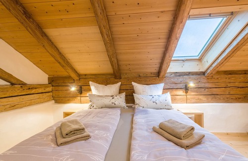 Breitbrunn a. Chiemsee Apartamento | Charming Apartment "Weitblick" in Farmhouse with Balcony, Garden & Wi-Fi; Parking Available