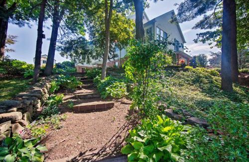 Salunga Apartamento | Charming Apartment with Yard and Beautiful Gardens!