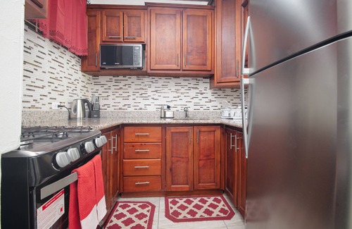 Beverly Hills Apartamento | Charming apt - 5 mins to Bob Marley Week festivities @ The Bob Marley Museum