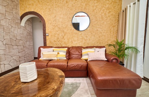 Beverly Hills Apartamento | Charming apt - 5 mins to Bob Marley Week festivities @ The Bob Marley Museum