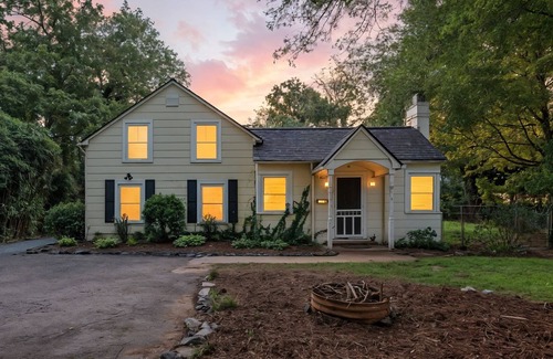 Winston - Salem Casa | Charming Ardmore Bungalow I 2BR + Bonus Room I 2 Bath I Spacious Yard