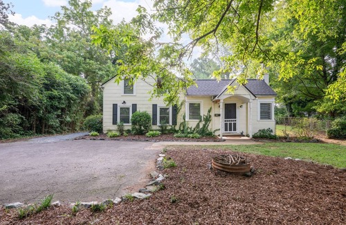 Winston - Salem Casa | Charming Ardmore Bungalow I 2BR + Bonus Room I 2 Bath I Spacious Yard