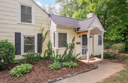 Winston - Salem Casa | Charming Ardmore Bungalow I 2BR + Bonus Room I 2 Bath I Spacious Yard