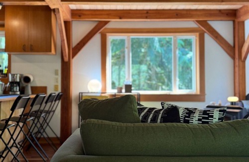 Bainbridge Island Cabaña | Charming Bainbridge Island Cottage with Comforts