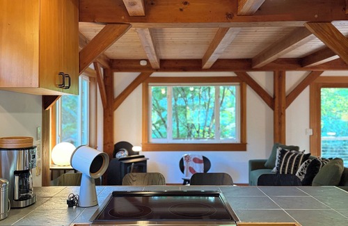Bainbridge Island Cabaña | Charming Bainbridge Island Cottage with Comforts