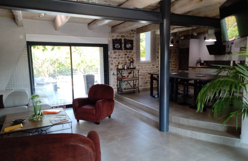 Cardet Casa | Granero encantador renovado estilo taller .......................... Piscina climatizada