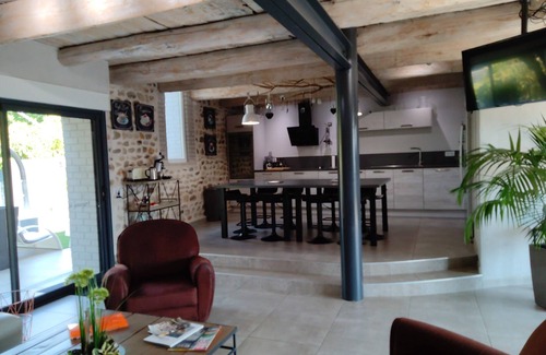 Cardet Casa | Granero encantador renovado estilo taller .......................... Piscina climatizada