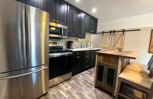 Kernersville Casa | Charming Barndo Loft in Kernersville with WiFi and AC