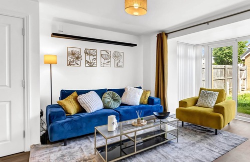 Basildon Casa | Charming Basildon Retreat with Private Garden & Free Parking