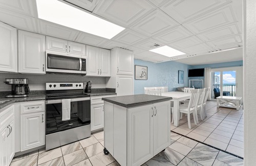Bel Air Condominio | 3 Bedroom beachfront Condo steps from the beach!