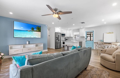 North Naples Casa | Charming Beach Bungalow, Perfect for all!