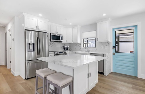 North Naples Casa | Charming Beach Bungalow, Perfect for all!