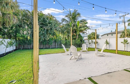 North Naples Casa | Charming Beach Bungalow, Perfect for all!