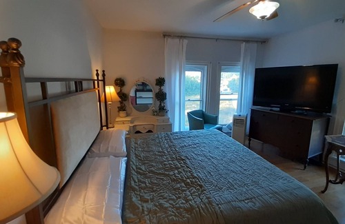 Strongsville Cama Y Desayuno | Charming bed & breakfast with WiFi and AC in historic Strongsville