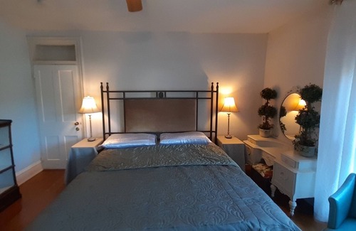 Strongsville Cama Y Desayuno | Charming bed & breakfast with WiFi and AC in historic Strongsville