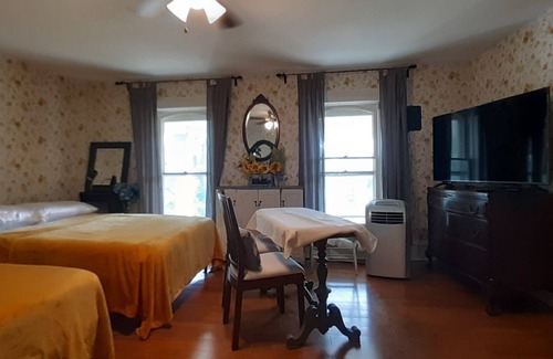 Strongsville Cama Y Desayuno | Charming bed & breakfast with WiFi and AC in historic Strongsville
