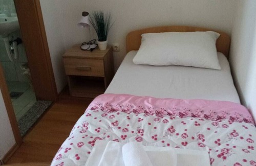 Medjugorje Cama Y Desayuno | Charming bed & breakfast with 9 bedrooms and WiFi, AC in enchanting Međugorje