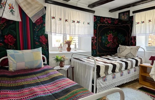 Moldova Cama Y Desayuno | Charming bed & breakfast in fabulous Băcioi with WiFi, AC