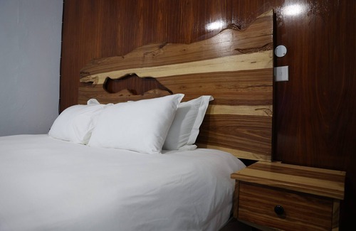 Mutare Cama Y Desayuno | Charming bed & breakfast with WiFi and AC in soothing Vumba Room #1