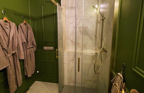 Saint-Genest-Lerpt Cama Y Desayuno | Charming Bed & Breakfast in a castle with breakfast included