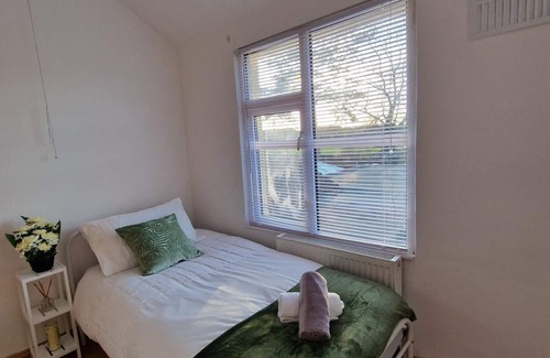 Bedford Casa | Charming Bedford Hideaway with FREE PARKING!