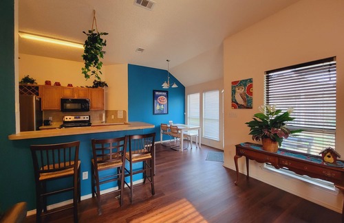 Denton Cama Y Desayuno | Charming Bedroom in Denton with AC.nshared bathroom