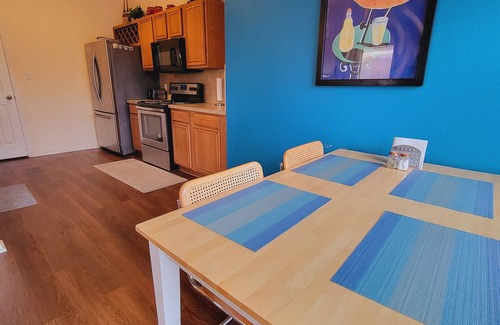 Denton Cama Y Desayuno | Charming Bedroom in Denton with AC.nshared bathroom